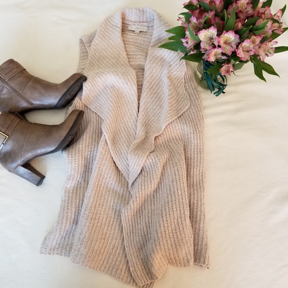 LOFT Sweaters - Loft ribbed sweater vest in tan